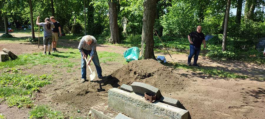 Arbeitseinsatz auf dem Friedhof Klein Ottersleben ottersleben